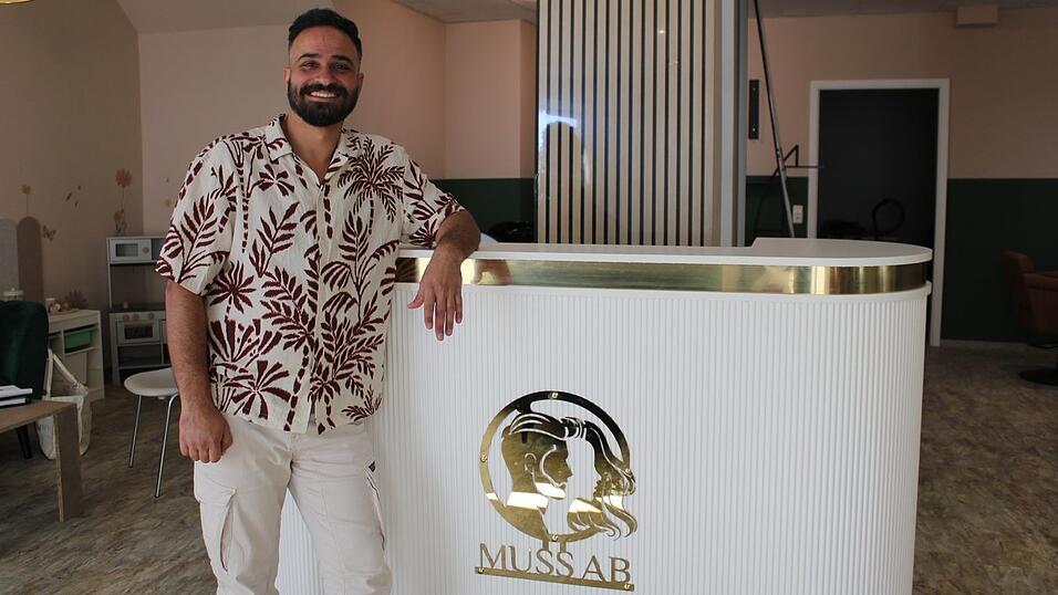 Musab Houri er&ouml;ffnet am Samstag seinen Friseurladen &bdquo;Muss ab&ldquo; in der Alrunastra&szlig;e. Ein Name, auf den ihn sein Kumpel Marius Reitmeier gebracht hat - passend zu Houris Vornamen.