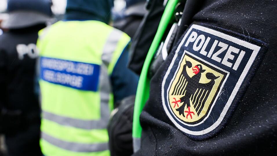 Bundespolizisten haben bei zwei Jugendlichen in Neum&uuml;nster Waffen sichergestellt. (Symbolfoto)
