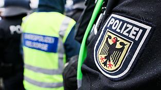 Bundespolizisten haben bei zwei Jugendlichen in Neum&uuml;nster Waffen sichergestellt. (Symbolfoto)