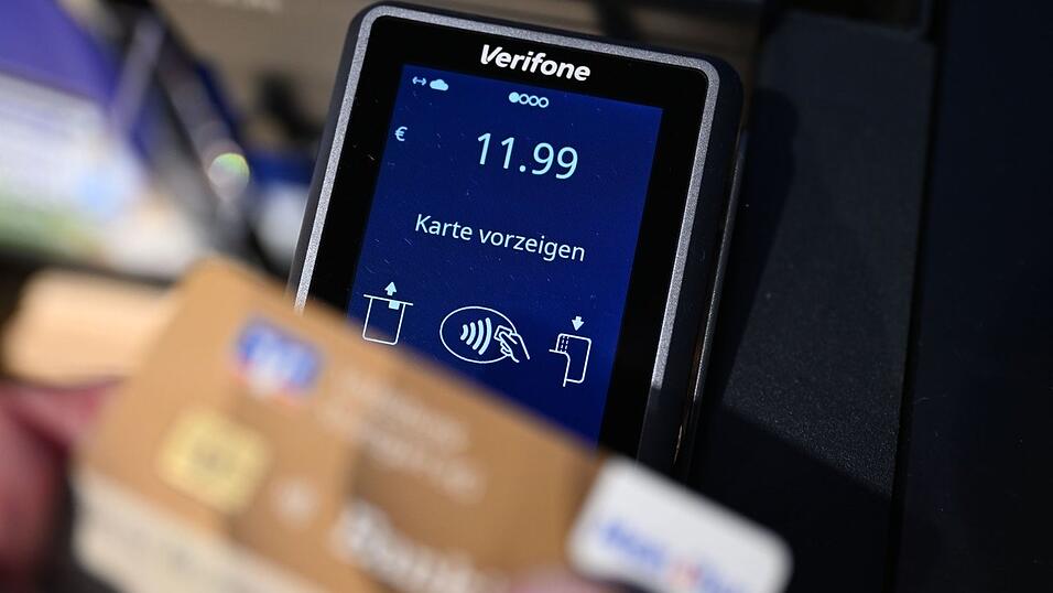 Viele Einkäufe werden bargeldlos bezahlt, oft kontaktlos quasi im Vorbeigehen. (Symbolbild) Viele Einkäufe werden bargeldlos bezahlt, oft kontaktlos quasi im Vorbeigehen. (Symbolbild)
