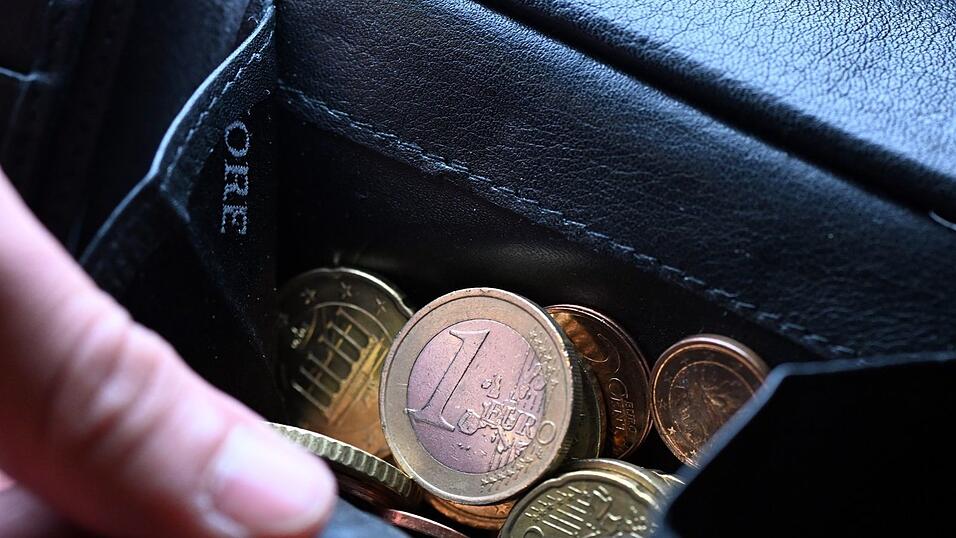 Viele Menschen würden gerne mehr fürs Alter sparen, können es sich aber nicht leisten. (Symbolbild) Viele Menschen würden gerne mehr fürs Alter sparen, können es sich aber nicht leisten. (Symbolbild)