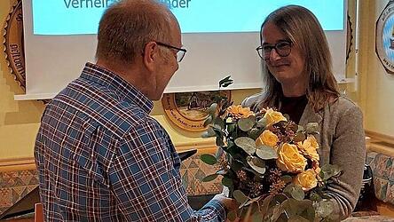 Der stellvertretende Vorsitzende Wolfgang Zellmer gratulierte Karin Braun mit einem Blumenstrau&szlig; zur Nominierung.