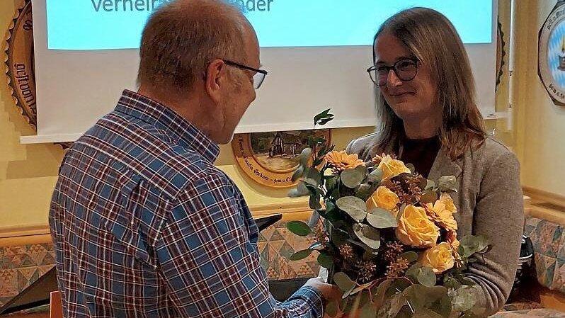 Der stellvertretende Vorsitzende Wolfgang Zellmer gratulierte Karin Braun mit einem Blumenstrau&szlig; zur Nominierung.