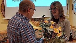 Der stellvertretende Vorsitzende Wolfgang Zellmer gratulierte Karin Braun mit einem Blumenstrauß zur Nominierung. Der stellvertretende Vorsitzende Wolfgang Zellmer gratulierte Karin Braun mit einem Blumenstrauß zur Nominierung.