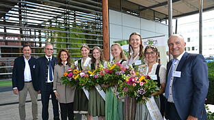 Die Produktk&ouml;niginnen des Gr&uuml;nen Goldes, hier zusammen mit den beiden Pflanzerverbandspr&auml;sidenten Karl Pichlmeyer und Adolf Schapfl, Bayerns Agrarministerin Michaela Kaniber (v. l.) sowie dem Vorsitzenden des Deutschen Hopfenwirtschaftsverbandes, Pascal Pirou&eacute; (rechts), beim Start zur Hopfenrundfahrt 2026 vor dem Deutschen Hopfenmuseum in Wolnzach.