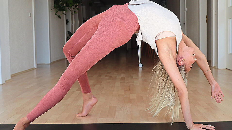 Lisa wollte mehr über Yoga erfahren, über dessen Geschichte und Philosophie und hat beschlossen, den Trainerschein zu machen. Lisa wollte mehr über Yoga erfahren, über dessen Geschichte und Philosophie und hat beschlossen, den Trainerschein zu machen.