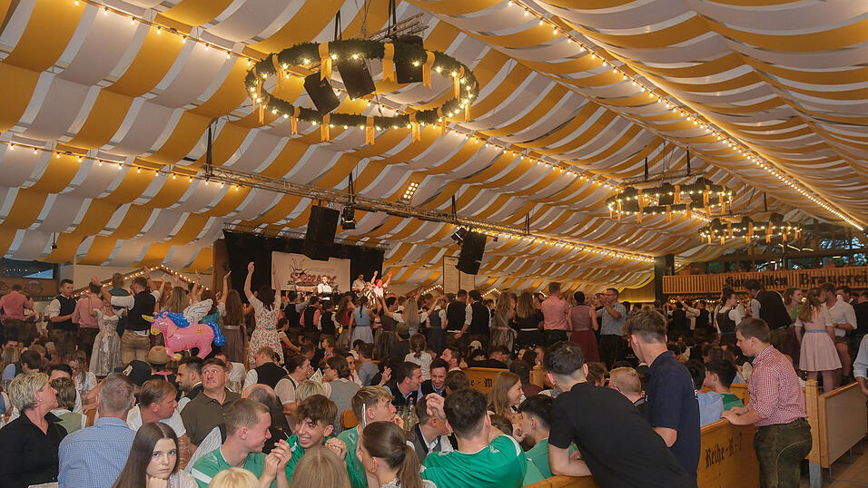 Die Partybilder vom Dienstag, 15. August 2023, aus dem Festzelt Nothaft. Die Partybilder vom Dienstag, 15. August 2023, aus dem Festzelt Nothaft.