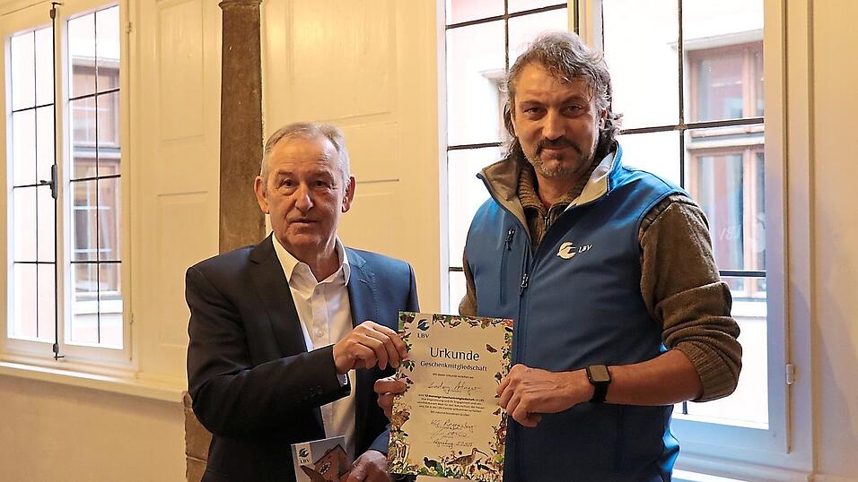 Bürgermeister Ludwig Artinger (links) und LBV-Vorsitzender Tom Aumer (rechts) bei der Übergabe der Mitgliedschaftsurkunde.