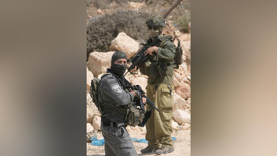 Israelische Sicherheitskräfte am Ort eines Angriffs israelischer Siedler auf Palästinenser im Westjordanland. Israelische Sicherheitskräfte am Ort eines Angriffs israelischer Siedler auf Palästinenser im Westjordanland.