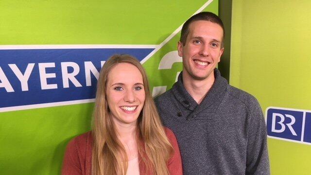 Den ersten Kuss gab es bereits bei Bayern 3 im Sendestudio: Florian aus Straubing und Steffi aus W&ouml;rth an der Isar fahren gemeinsam zur Bayern-3-Pistenparty.