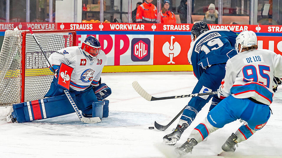 Tim Brunnhuber bringt die Straubing Tigers nach einem sehenswerten Solo in der CHL-Partie gegen die ZSC Lions im zweiten Drittel mit 2:1 in Führung, nachdem sie 0:1 zurückgelegen hatten. Durch drei Tore Ende des zweiten Drittel beziehungsweise im dritten Drittel drehen die Schweizer das Spiel anschließend wieder zu ihren Gunsten. Tim Brunnhuber bringt die Straubing Tigers nach einem sehenswerten Solo in der CHL-Partie gegen die ZSC Lions im zweiten Drittel mit 2:1 in Führung, nachdem sie 0:1 zurückgelegen hatten. Durch drei Tore Ende des zweiten Drittel beziehungsweise im dritten Drittel drehen die Schweizer das Spiel anschließend wieder zu ihren Gunsten.
