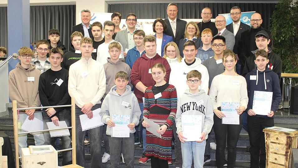 Die Ehreng&auml;ste freuen sich mit den besten Mittelsch&uuml;lern &uuml;ber deren Erfolg.