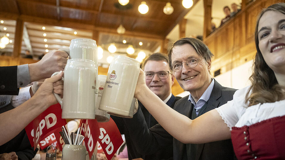 Bundesgesundheitsminister Karl Lauterbach und die Vorsitzende der Bayern-SPD, Ronja Endres, prosten sich am Politischen Aschermittwoch der SPD Bayern zu. Bundesgesundheitsminister Karl Lauterbach und die Vorsitzende der Bayern-SPD, Ronja Endres, prosten sich am Politischen Aschermittwoch der SPD Bayern zu.