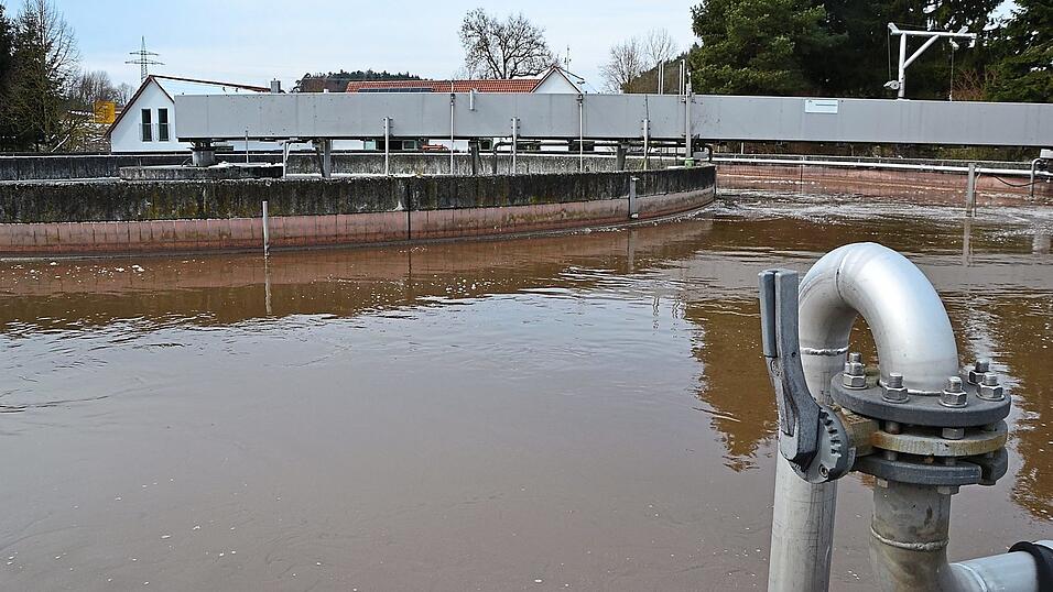 Der Marktrat hat die Abwassergebühren neu festgelegt. Der Kubikmeterpreis erhöht sich ab dem 1. Januar 2926 von 2,09 auf 4,31 Euro. Der Marktrat hat die Abwassergebühren neu festgelegt. Der Kubikmeterpreis erhöht sich ab dem 1. Januar 2926 von 2,09 auf 4,31 Euro.