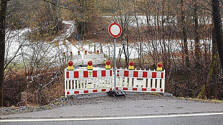 Eine gesperrte Brücke ebi Forstmühle führt seit fast zwei Jahren dazu, dass der dahinterliegende Forst schlecht befahrbar ist. Eine gesperrte Brücke ebi Forstmühle führt seit fast zwei Jahren dazu, dass der dahinterliegende Forst schlecht befahrbar ist.