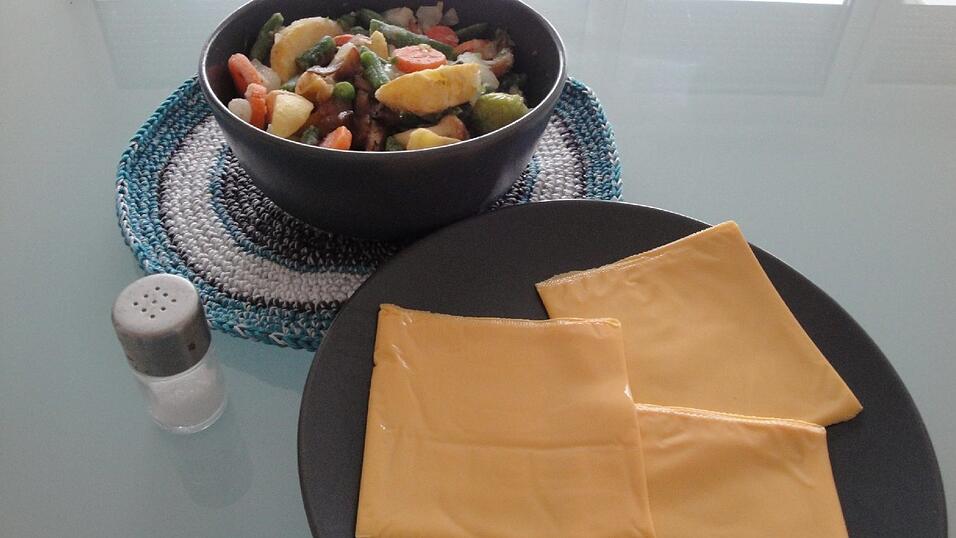 Eine Portion gefrorenes Gemüse, Schmelzkäse-Scheiben und eventuell etwas Salz sind die Zutaten für die würzige Suppe.