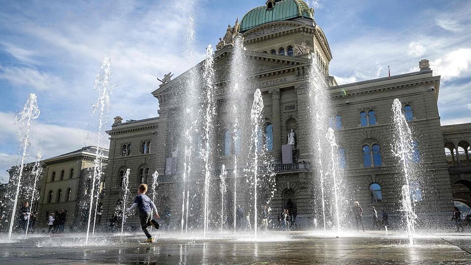 Die rechtspopulistische Schweizerische Volkspartei bleibt stärkste Kraft im Berner Bundeshaus. Die Wähler haben sie am Sonntag noch mal gestärkt. Die rechtspopulistische Schweizerische Volkspartei bleibt stärkste Kraft im Berner Bundeshaus. Die Wähler haben sie am Sonntag noch mal gestärkt.