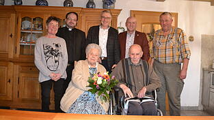 Schwiegertochter Annemarie, Pfarrer Jürgen Eckl, Landrat Werner Bumeder, Bürgermeister Franz Aster und Sohn Ludwig gratulierten Cäcilia und Ludwig Lochner zum 70. jährigen Ehejubiläum.
