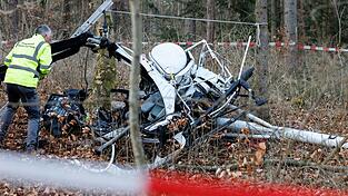 Die beiden Männer waren den Ermittlungen zufolge im Landkreis Neumarkt in der Oberpfalz gestartet. Beim Absturz wurden sie in dem Wrack eingeklemmt. (Archivbild)