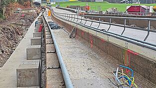 Die Fundamente links neben dem Eiskanal sind neu. Hier werden die Kühlmittelfernleitungen verlegt. Der ganze Bereich wird überdacht.