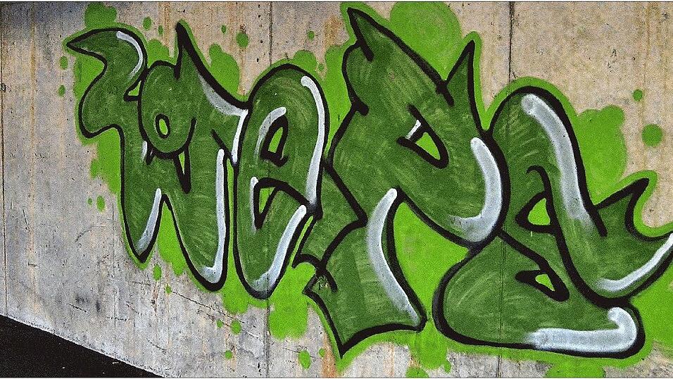 'Geps': Der Gestalter dieser Wandverzierung sieht sich als K&uuml;nstler - Polizeichef Alfons Windmai&szlig;er sieht das anders.