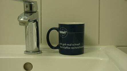 Die Tasse auf dem Waschbeckenrand
