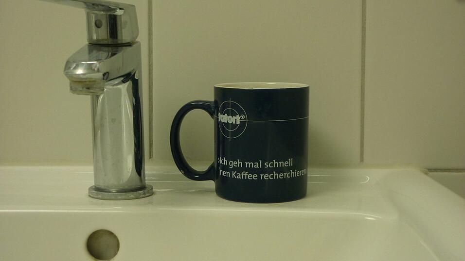 Die Tasse auf dem Waschbeckenrand