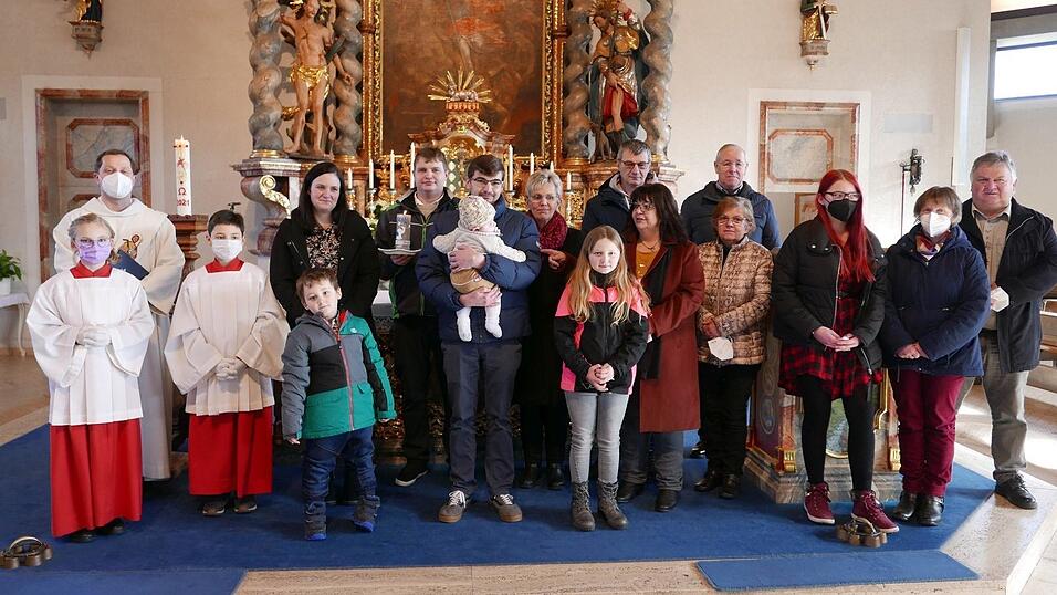 Eltern und Pate mit dem Täufling, zusammen mit Diakon Thomas Bauer und den Ministranten und Familienangehörige bei der Tauffeier Eltern und Pate mit dem Täufling, zusammen mit Diakon Thomas Bauer und den Ministranten und Familienangehörige bei der Tauffeier
