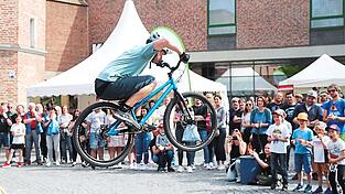 Am Ländtorplatz gab es verschiedene Musikstile zu hören - und außerdem hochkarätige Mountainbike-Artistik zu bestaunen. Am Ländtorplatz gab es verschiedene Musikstile zu hören - und außerdem hochkarätige Mountainbike-Artistik zu bestaunen.
