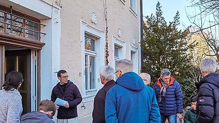 Gruppenweise f&uuml;hrte Pfarrer Bernhard Past&ouml;tter die interessierten Teilnehmer durch das Pfarrhaus. Im Zuge der Sanierung soll das Pfarrhaus auch einen neuen Haupteingang bekommen.