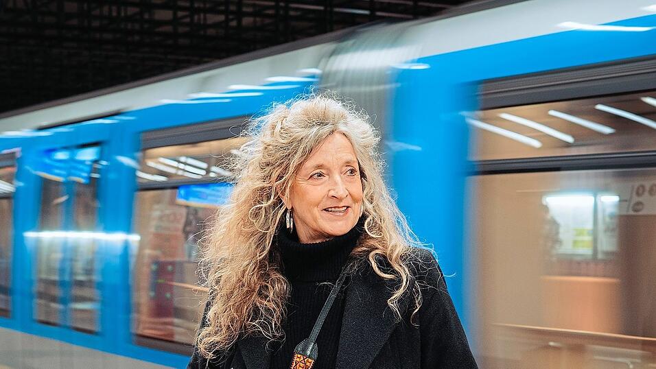 F&uuml;r das Bild trifft unsere Redaktion Sabine Bundschu an der U-Bahnhaltestelle Implerstra&szlig;e, unweit ihres Wohnortes. Seit 32 Jahren h&ouml;ren alle M&uuml;nchner ihre Stimme in Bus, Tram sowie U-Bahn.