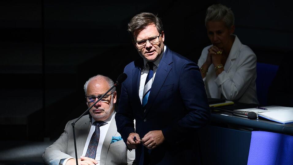 Bundesumweltminister Carsten Schneider stellte sich im Bundestag den Fragen der Abgeordneten. Bundesumweltminister Carsten Schneider stellte sich im Bundestag den Fragen der Abgeordneten.