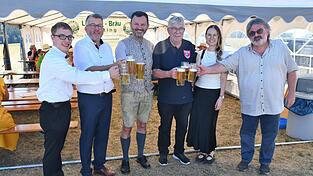 Verantwortliche der Feuerwehr stießen zusammen mit den Kirchenvertretern und Bürgermeister auf das Heimatfest an. Verantwortliche der Feuerwehr stießen zusammen mit den Kirchenvertretern und Bürgermeister auf das Heimatfest an.