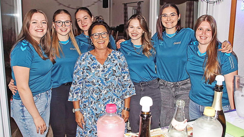 Iris Wiedemann und die Volleyballdamen schulterten den Betrieb in der Cocktailbar. Iris Wiedemann und die Volleyballdamen schulterten den Betrieb in der Cocktailbar.