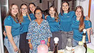 Iris Wiedemann und die Volleyballdamen schulterten den Betrieb in der Cocktailbar.
