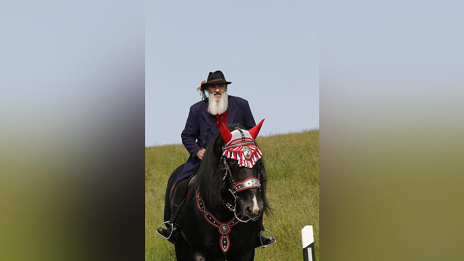 Bei angenehmen Temperaturen zogen die Pfingstreiter durch das Zellertal nach Steinbühl. Bei angenehmen Temperaturen zogen die Pfingstreiter durch das Zellertal nach Steinbühl.