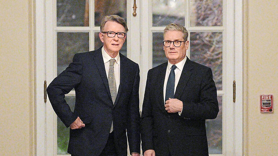 Keir Starmer steht nun wegen seines langen Festhaltens an Botschafter Peter Mandelson (l.) in der Kritik.