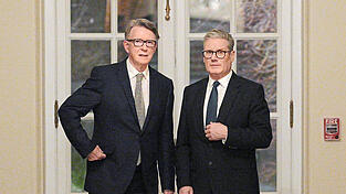 Keir Starmer steht nun wegen seines langen Festhaltens an Botschafter Peter Mandelson (l.) in der Kritik.
