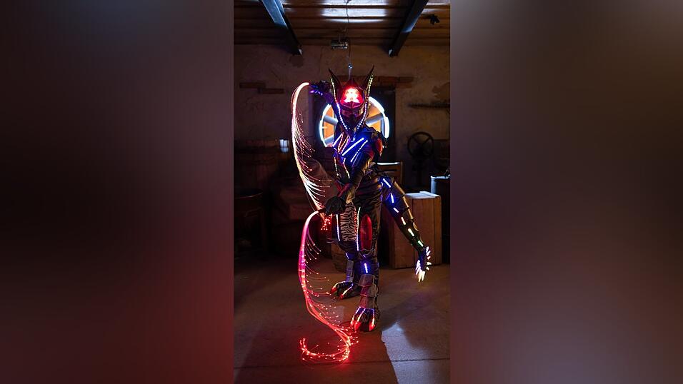 Die Arbeit am Anzug f&uuml;r Tessa Lightdancer endet f&uuml;r Tina Koller nicht: Sie findet immer neue Ideen.