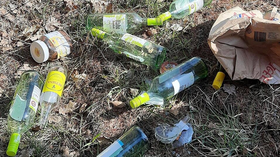 Unbekannte haben ihre leeren Flaschen einfach in den Straßengraben geworfen. Unbekannte haben ihre leeren Flaschen einfach in den Straßengraben geworfen.