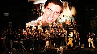 Ein Bild von Hadar Goldin bei Kundgebung in Tel Aviv.