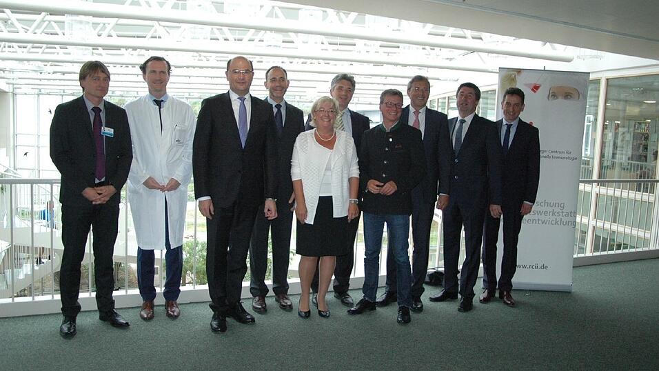 Professor Dr. Matthias Edinger, Professor Dr. Bernhard Weber, der CSU-Landtagsabgeordnete Dr. Franz Rieger, Staatssekretär Bernd Sibler, Professor Dr. Philipp Beckhove, , die CSU-Landtagsabgeordnete Sylvia Stierstorfer, Professor DR. Dr. Torsten Reichert und Staatssekretär Albert Füracker (v.r.) sehen das RCI auf einem guten Weg. Professor Dr. Matthias Edinger, Professor Dr. Bernhard Weber, der CSU-Landtagsabgeordnete Dr. Franz Rieger, Staatssekretär Bernd Sibler, Professor Dr. Philipp Beckhove, , die CSU-Landtagsabgeordnete Sylvia Stierstorfer, Professor DR. Dr. Torsten Reichert und Staatssekretär Albert Füracker (v.r.) sehen das RCI auf einem guten Weg.