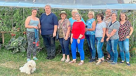 Die Besucher des Obst- und Gartenbauvereins Roding sind beeindruckt, wie viele Sorten Tomaten im Garten der Familie Huber gedeihen.