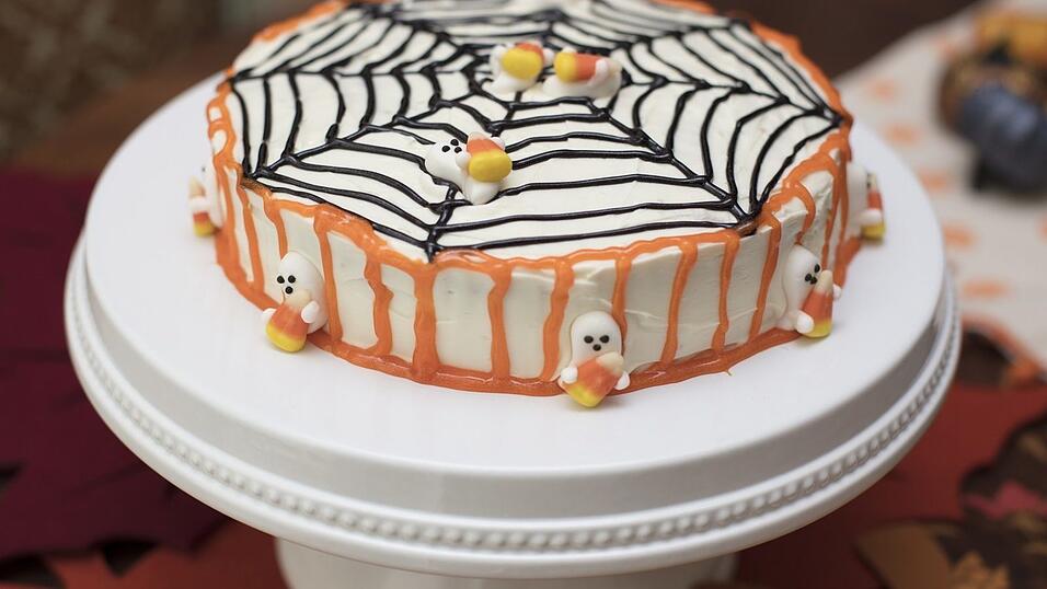 Man kann den Kuchen auch komplett mit einer Glasur überziehen und dann verzieren.