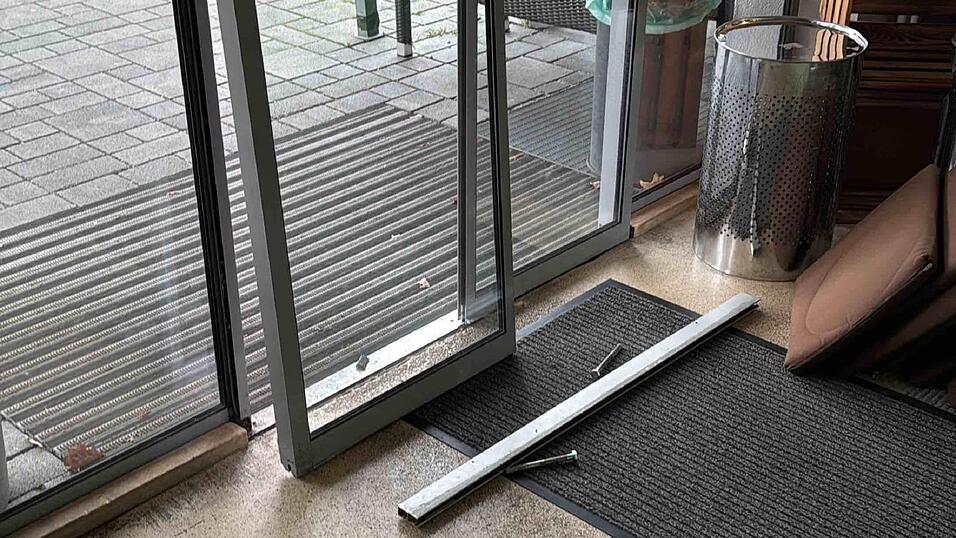 Trotz zus&auml;tzlicher Sicherung drang ein Unbekannter in der Nacht auf Mittwoch erneut &uuml;ber die Schiebet&uuml;r in das &bdquo;Caf&eacute; am Friedhof&ldquo; ein.