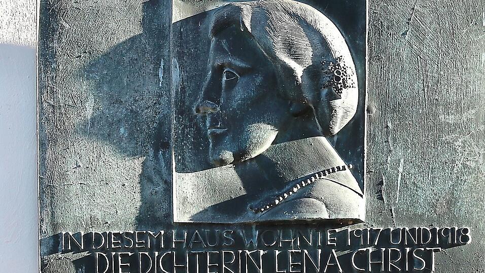 1942 wurde in der Maximilianstra&szlig;e 8 eine Gedenkplakette angebracht. Nach der Dichterin ist auch eine Stra&szlig;e am Hofberg benannt.