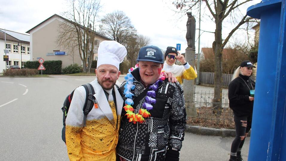 Viele Faschings-Fans haben sich am Samstag den Umzug in Langenbach angesehen. Viele Faschings-Fans haben sich am Samstag den Umzug in Langenbach angesehen.