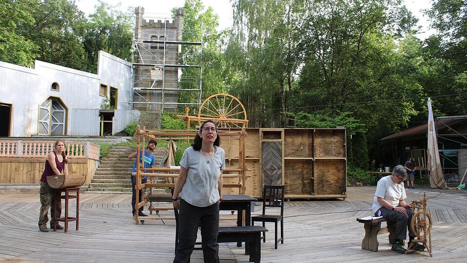 In die Stube der Weberfamilie Hilse dringen die ersten Anzeichen der Revolution.