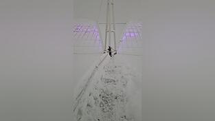 Feuerwehren und THW rückten zum Flughafen aus, um das Dach des Airport-Centers von den Schneelasten zu befreien.