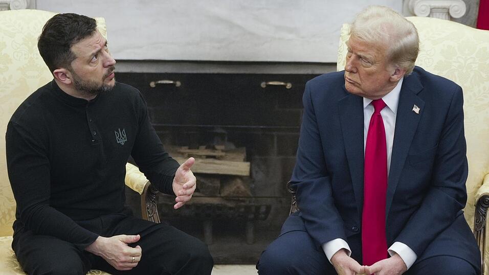Die Präsidenten Wolodymyr Selenskyj (l.) und Donald Trump geraten im Weißen Haus vor laufenden Fernsehkameras aneinander. Die Präsidenten Wolodymyr Selenskyj (l.) und Donald Trump geraten im Weißen Haus vor laufenden Fernsehkameras aneinander.